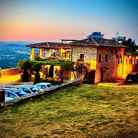 Kris Guesthouse Berat Exteriör bild