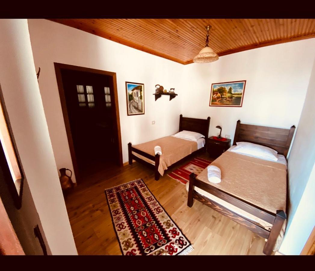 Kris Guesthouse Berat Exteriör bild