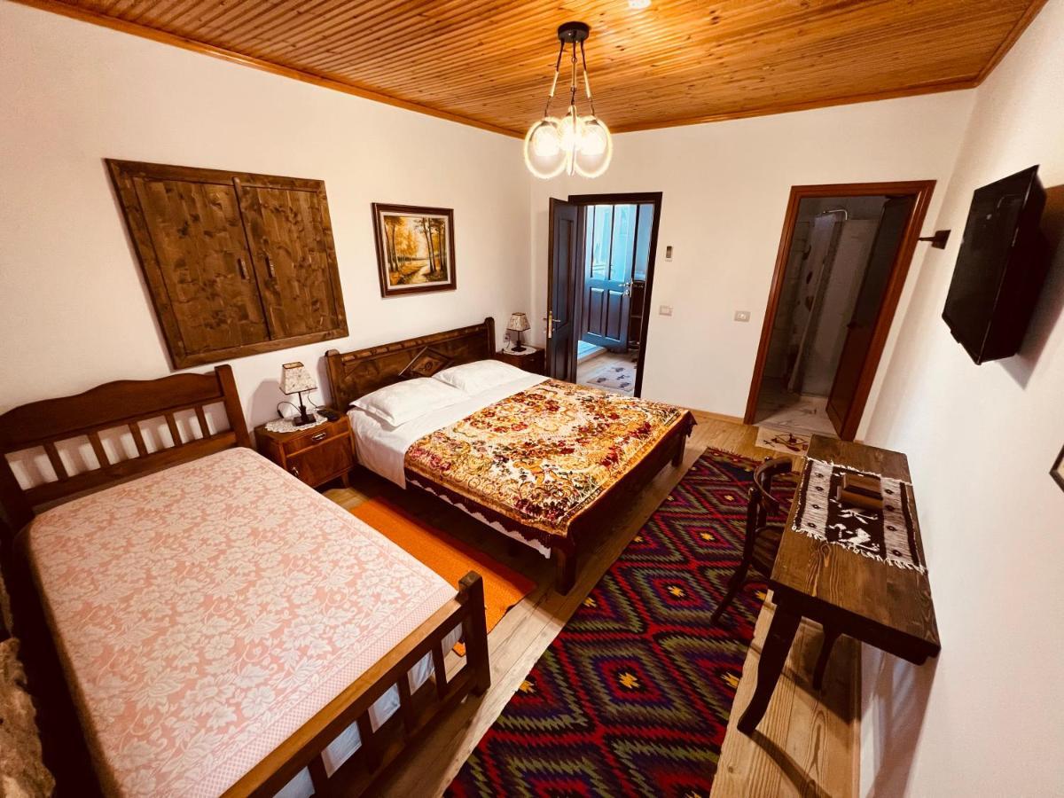 Kris Guesthouse Berat Exteriör bild