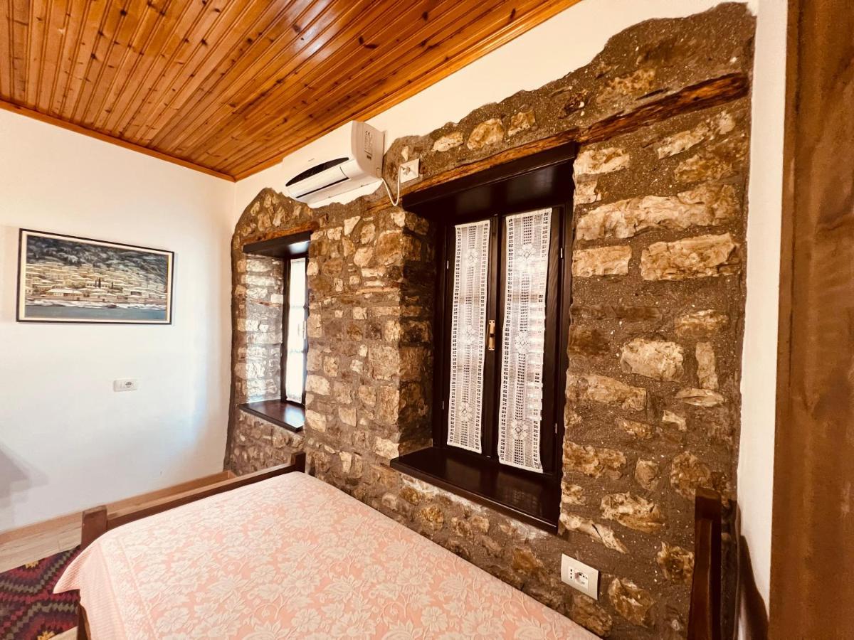 Kris Guesthouse Berat Exteriör bild