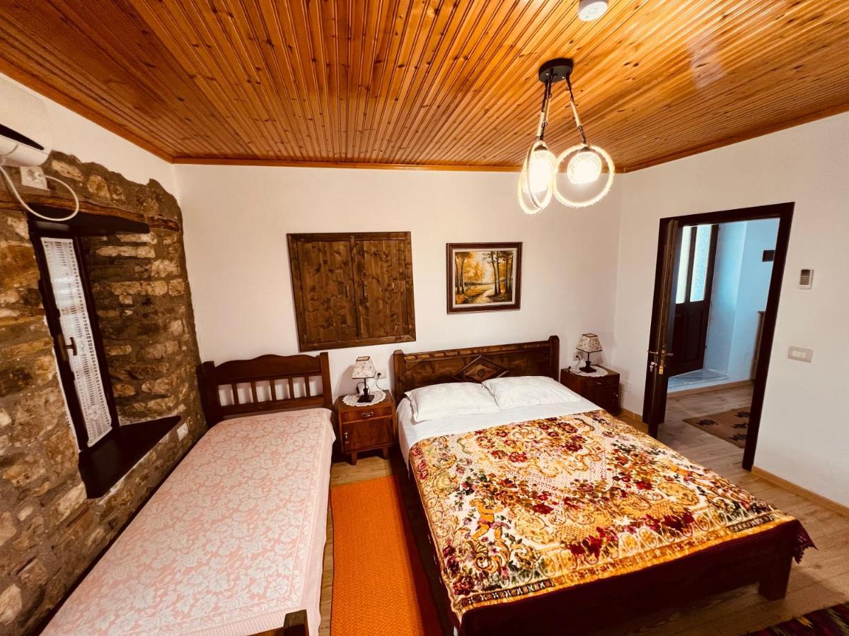 Kris Guesthouse Berat Exteriör bild