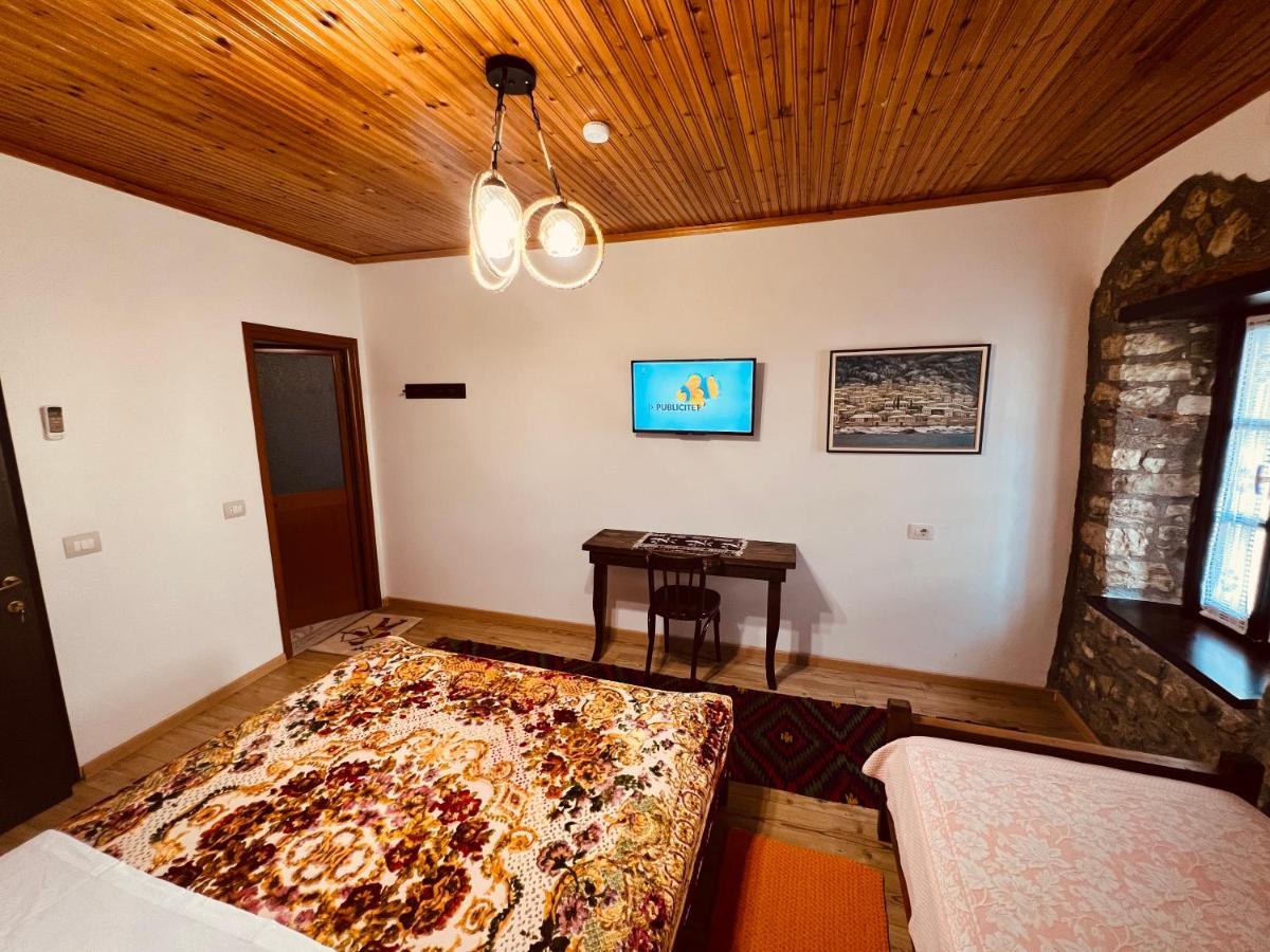 Kris Guesthouse Berat Exteriör bild