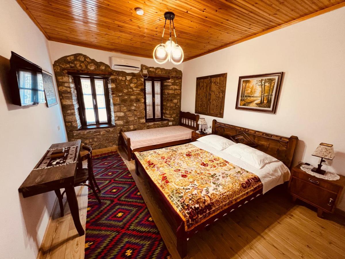 Kris Guesthouse Berat Exteriör bild