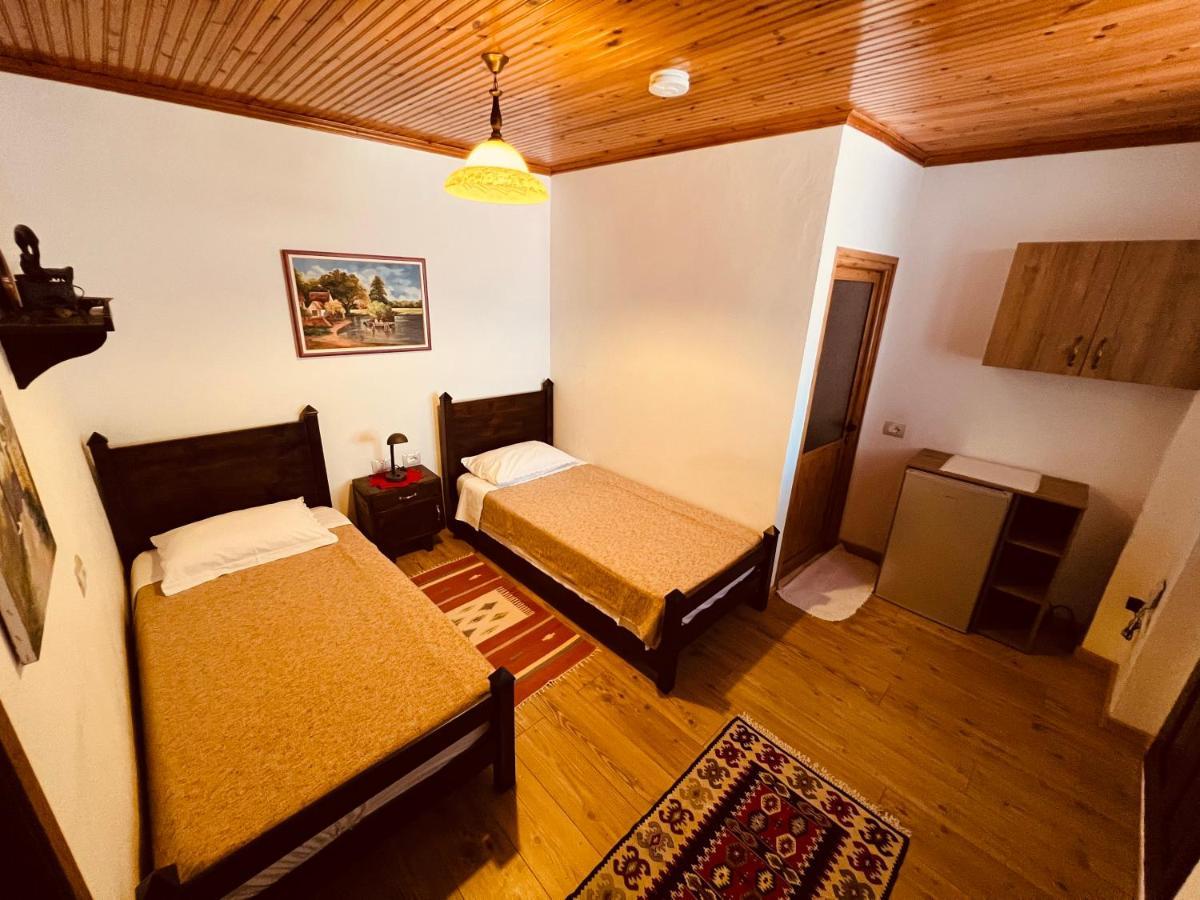 Kris Guesthouse Berat Exteriör bild