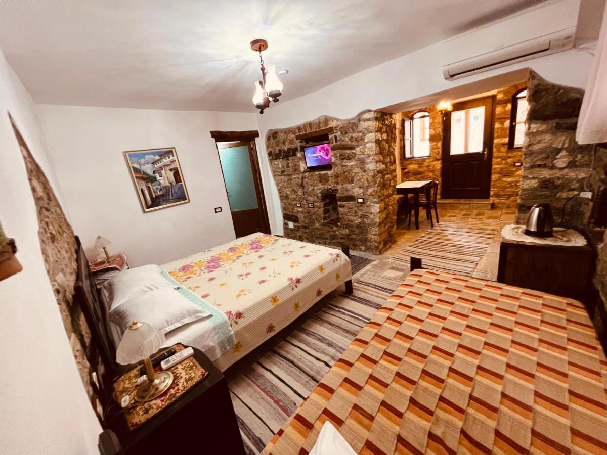 Kris Guesthouse Berat Exteriör bild