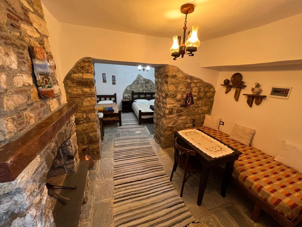 Kris Guesthouse Berat Exteriör bild