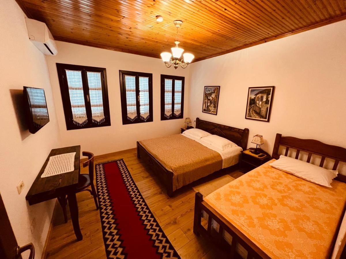 Kris Guesthouse Berat Exteriör bild