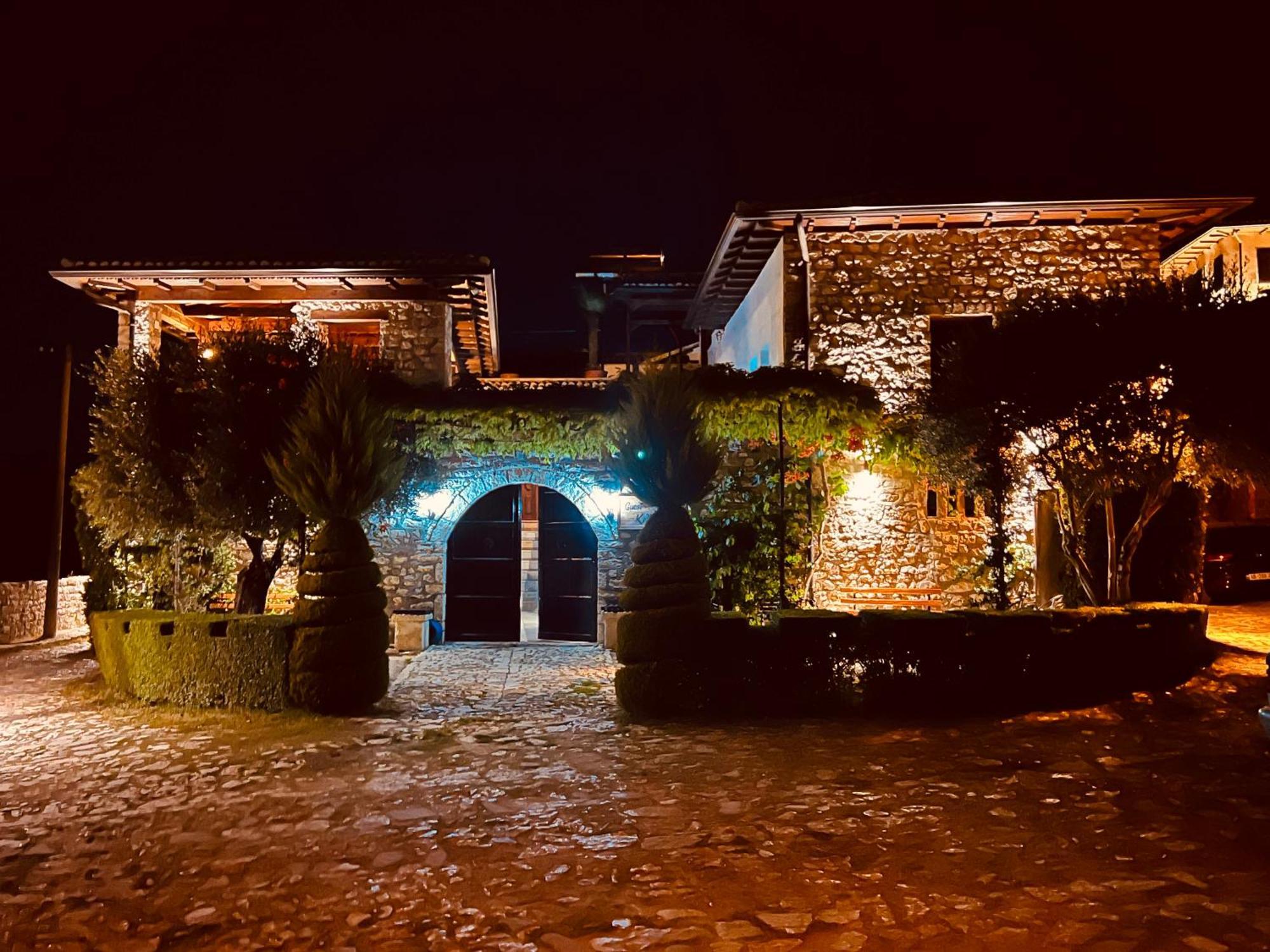 Kris Guesthouse Berat Exteriör bild