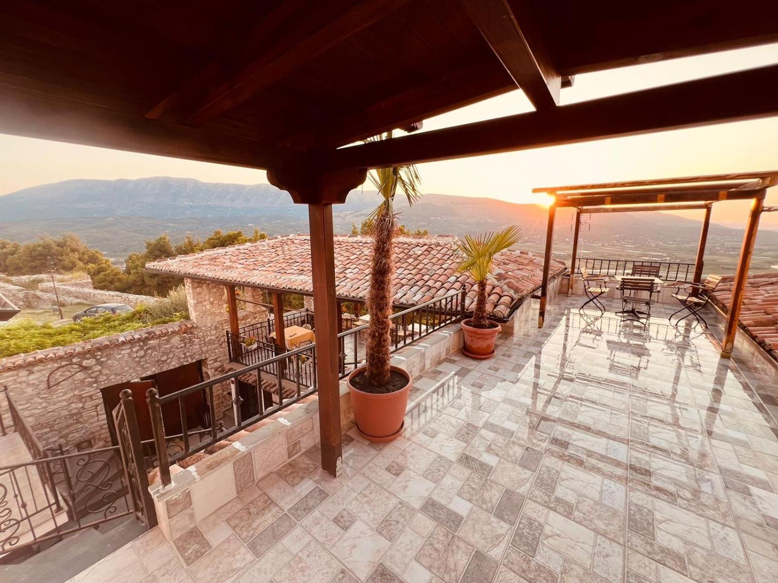 Kris Guesthouse Berat Exteriör bild