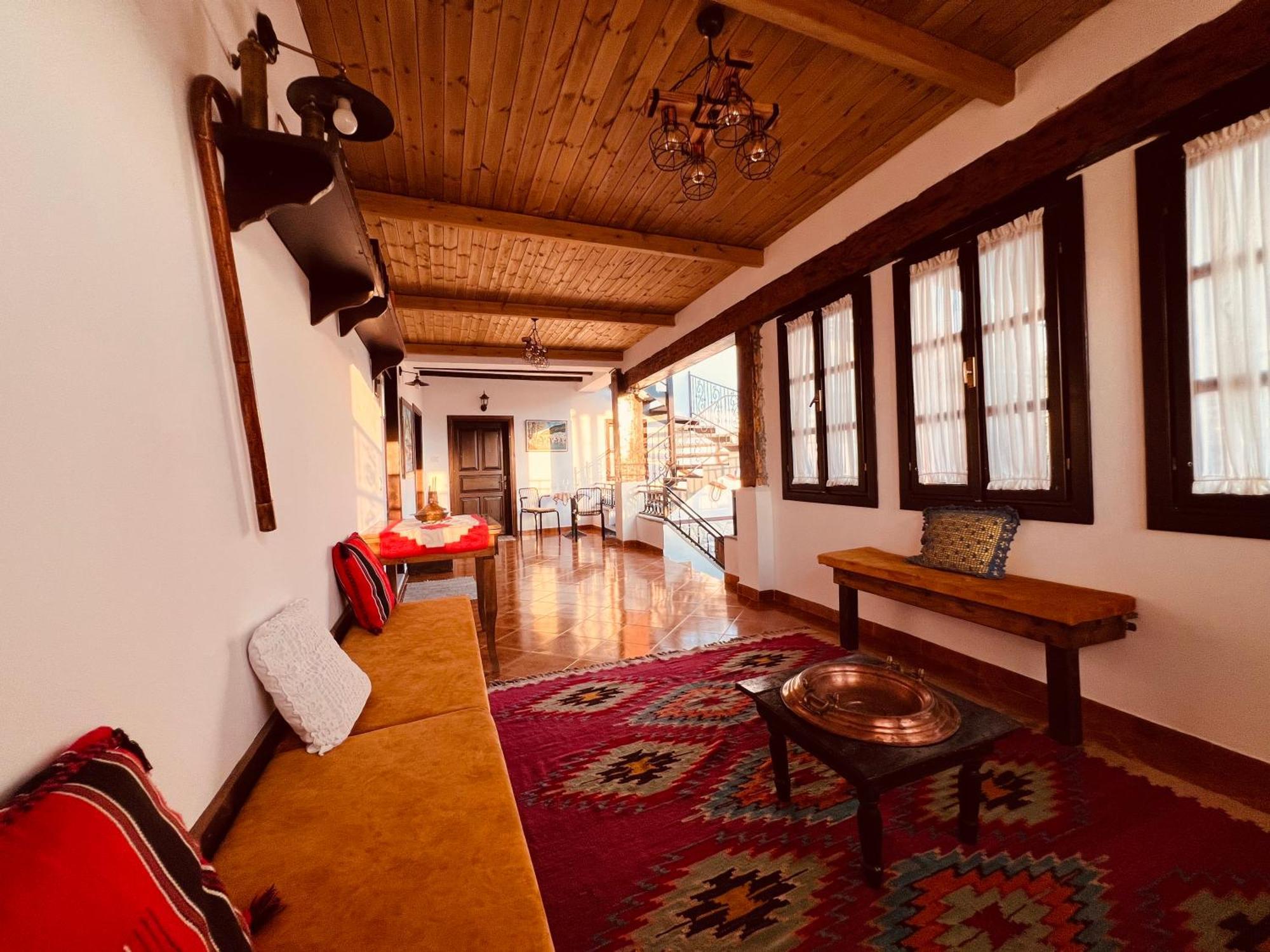 Kris Guesthouse Berat Exteriör bild
