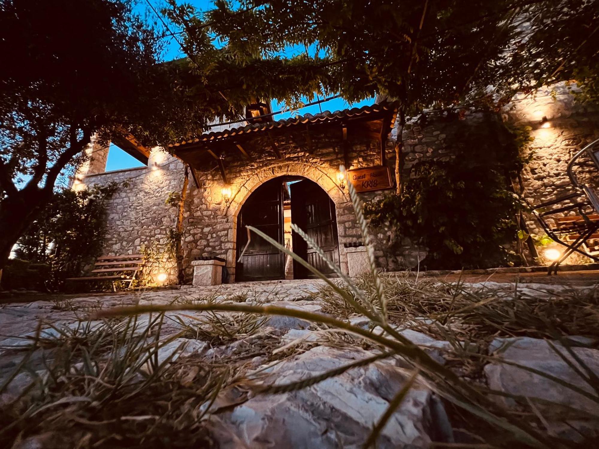 Kris Guesthouse Berat Exteriör bild