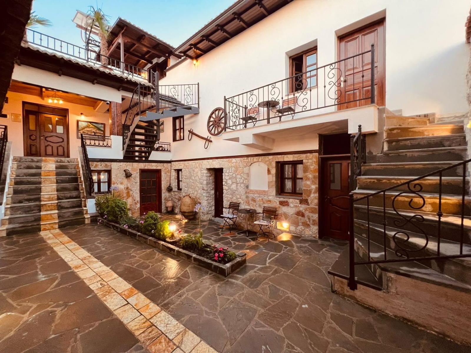 Kris Guesthouse Berat Exteriör bild