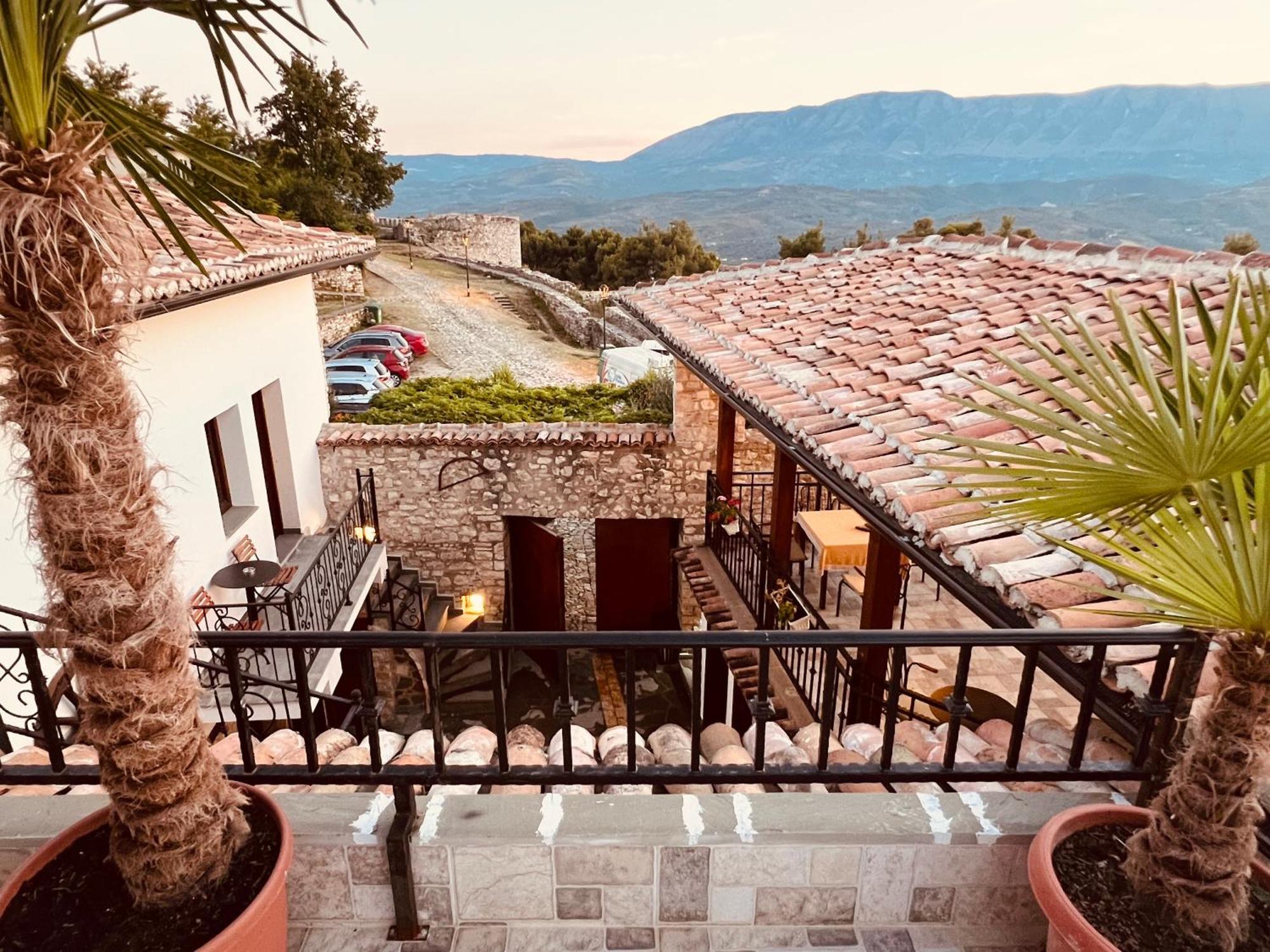 Kris Guesthouse Berat Exteriör bild