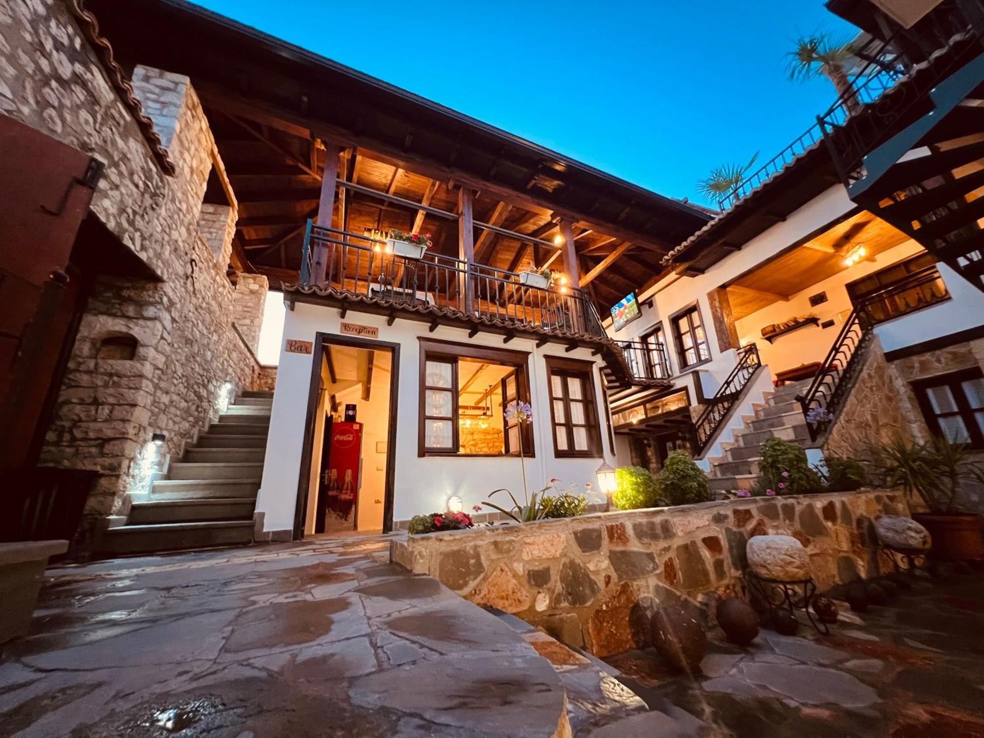 Kris Guesthouse Berat Exteriör bild