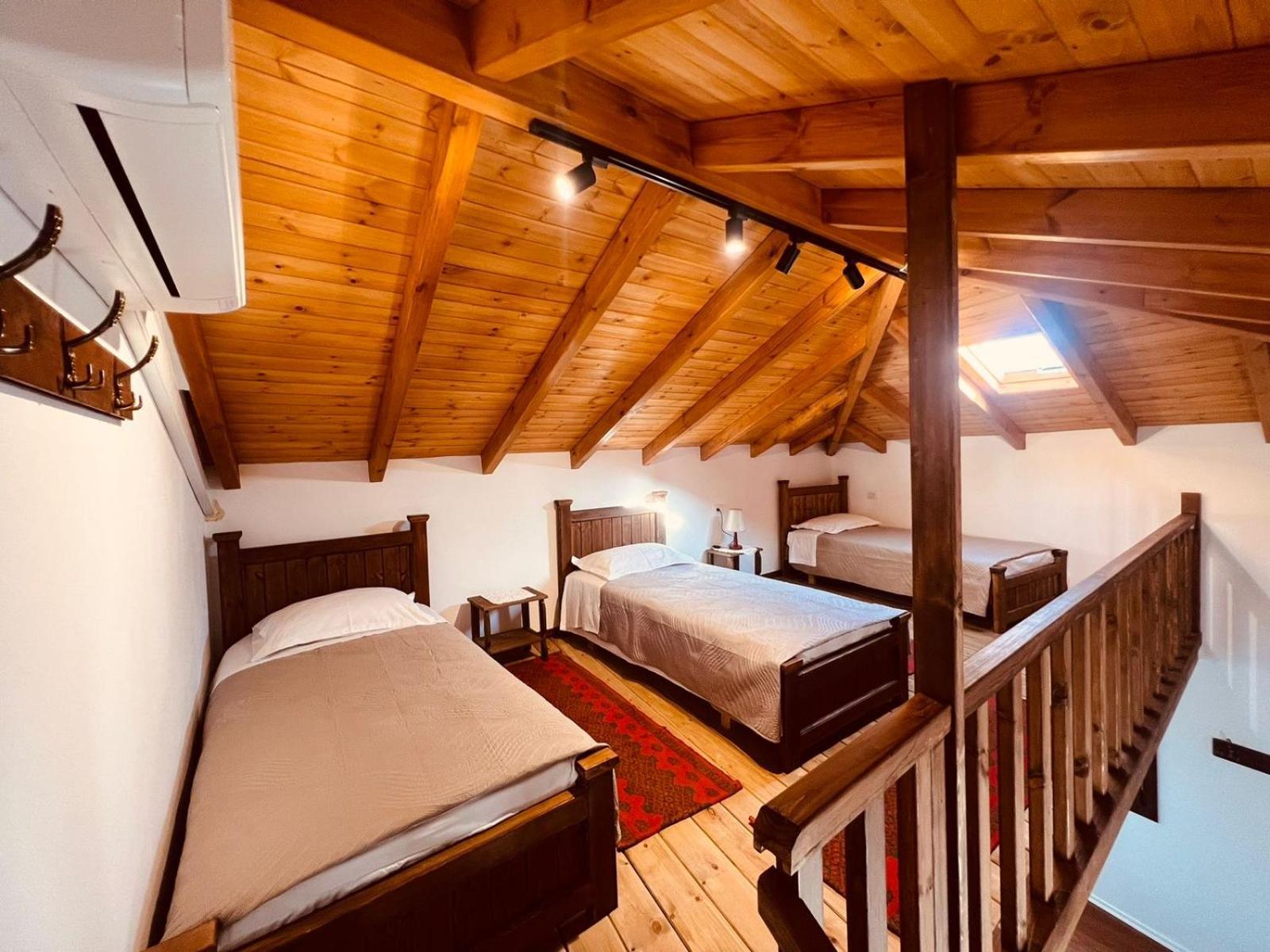 Kris Guesthouse Berat Exteriör bild