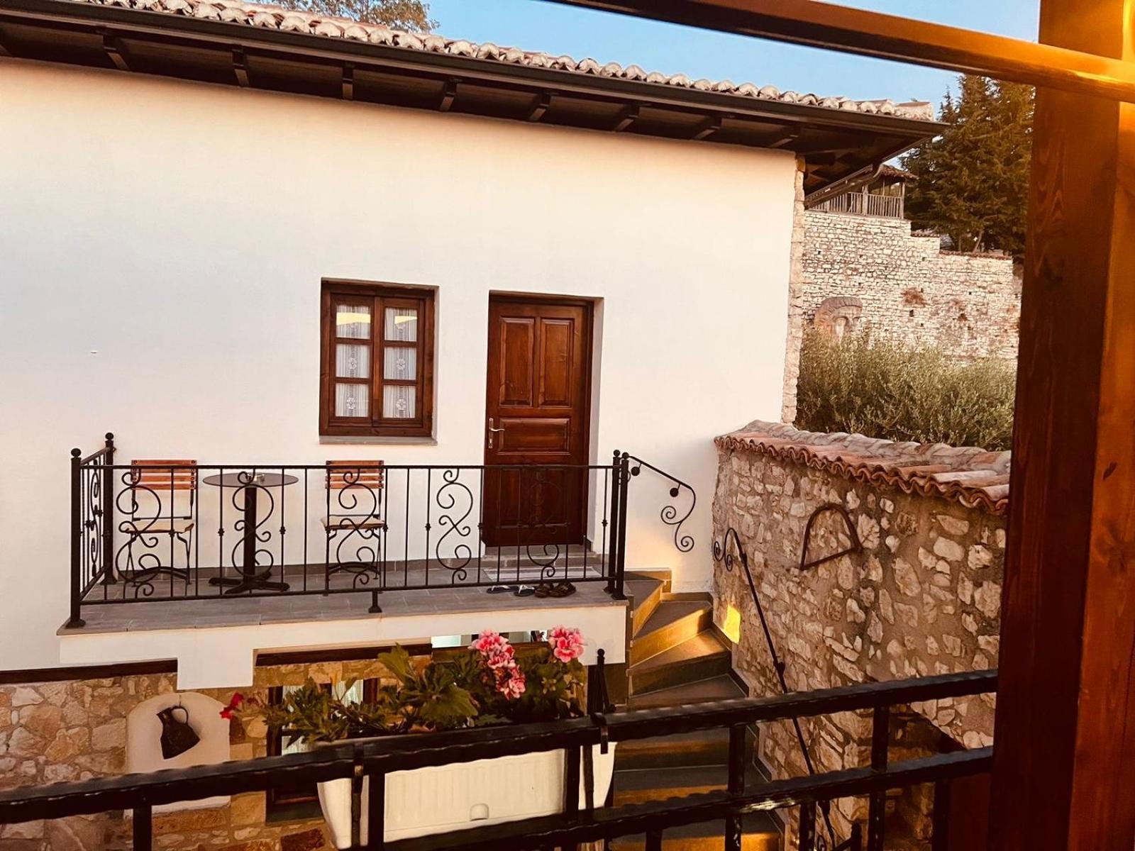 Kris Guesthouse Berat Exteriör bild