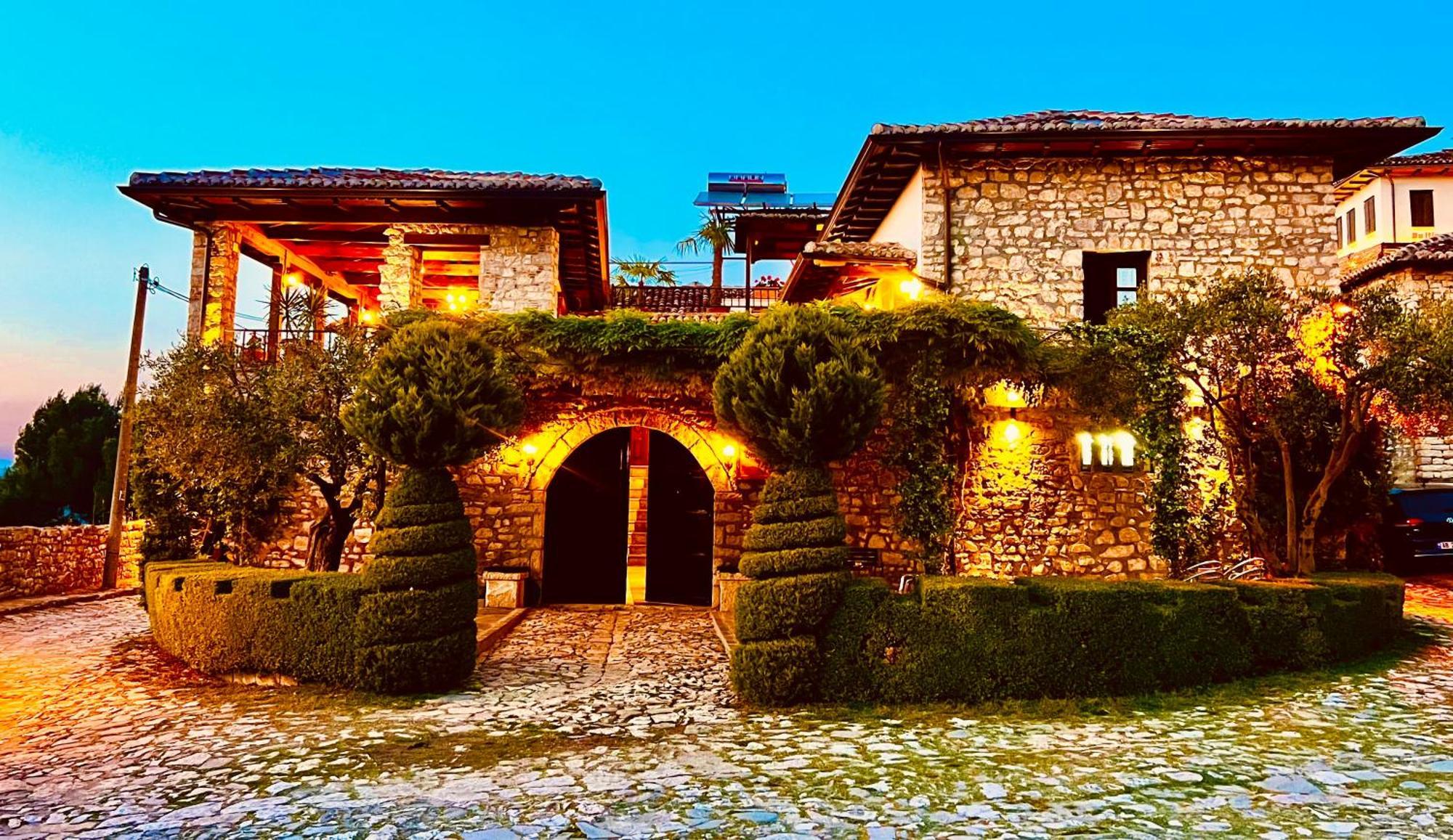 Kris Guesthouse Berat Exteriör bild