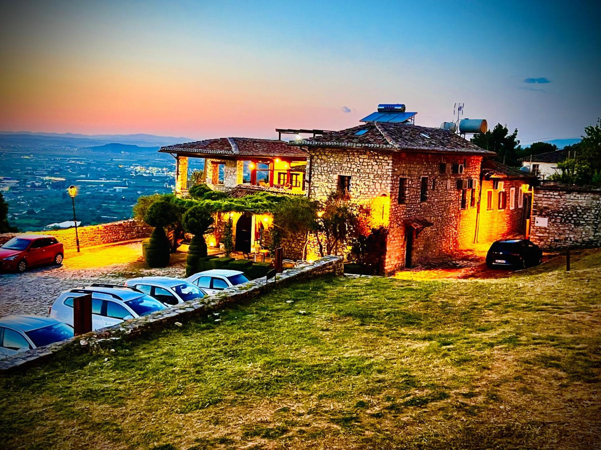 Kris Guesthouse Berat Exteriör bild